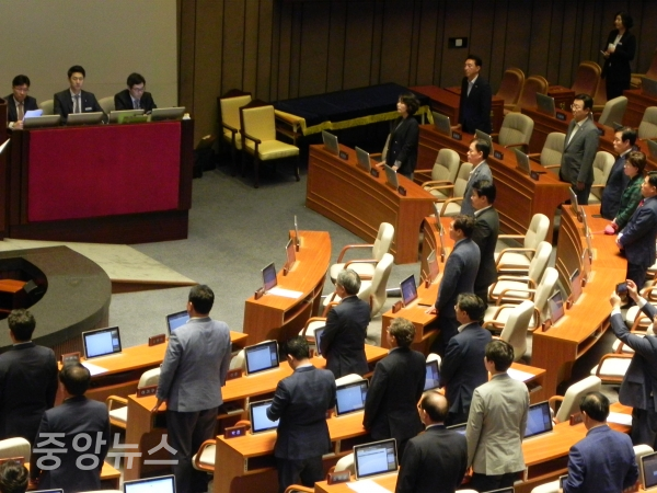 새로 입성한 12명의 국회의원이 선서할 때 자리에 있는 나머지 의원들도 모두 일어나 선서했다. (사진=박효영 기자)