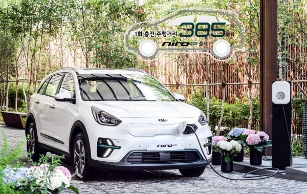 기아자동차(주)가 친환경 전용 SUV 니로의 전기차 모델인 ‘니로 EV’의 인증 주행거리와 가격을 공개하고 19일부터 판매를 시작한다. (사진=기아자동차 제공)