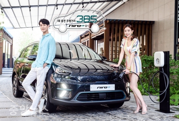 기아자동차(주)가 친환경 전용 SUV 니로의 전기차 모델인 ‘니로 EV’의 인증 주행거리와 가격을 공개하고 19일부터 판매를 시작한다. (사진=기아자동차 제공)