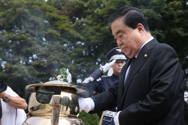 문희상 국회의장이 이석만 전 대통령 묘소를 참배하고 있는 모습.(사진=국회의장실)