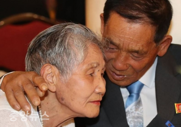 20일 오후 북한 금강산호텔에서 열린 이산가족 단체상봉에서 남측 이금섬(92) 할머니가 북측 아들 리상철(71) 씨와 만나 안부를 묻고 있다.