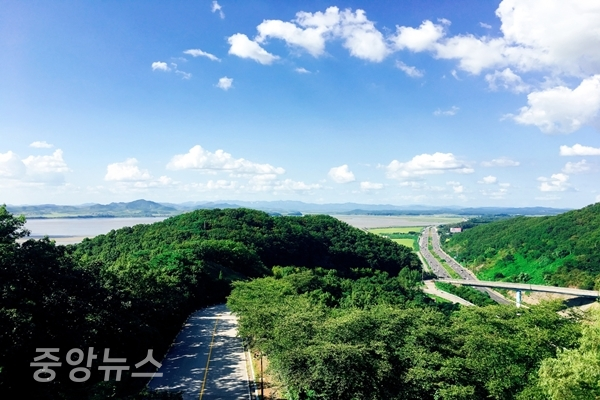 오두산통일전망대에서 바라보는 임진강 건너 북한 마을의 모습 (사진=신현지 기자)