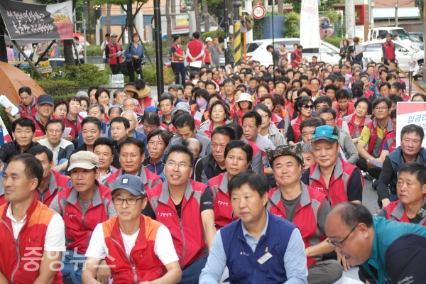 여성 수제화 브랜드 슈콤마보니의 하청업체 제화공들이 자회사인 코오롱FnC의 교섭을 요구했다. (사진=우정호 기자)