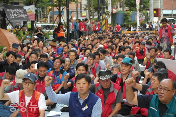 여성 수제화 브랜드 슈콤마보니의 하청업체 제화공들이 자회사인 코오롱FnC의 교섭을 요구했다. (사진=우정호 기자)