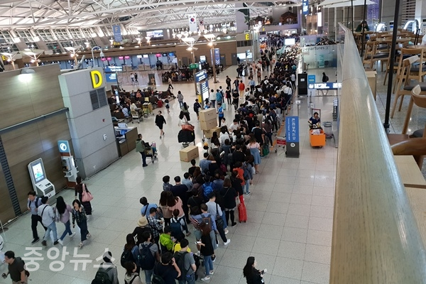 22일 인천공항에는 출국을 기다리는 인파로 길게 줄이 늘어서 있다. (사진=신현지 기자)