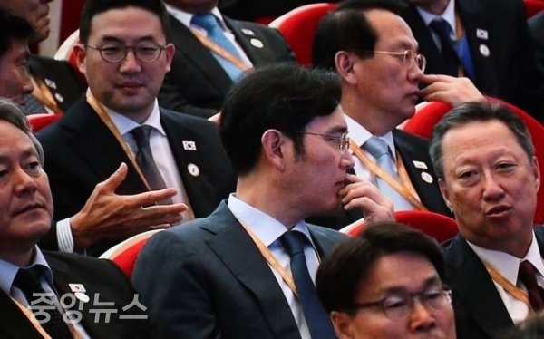 이재용 부회장과 기업인들이 북한 집단체조 공연을 보고 있다. (사진=연합뉴스 제공)