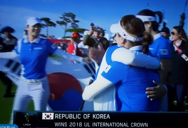 한국선수들이 대회 우승을 확정 짓고 출전선수들과 함께 기ㅃ하고 있는 모습.(사진=JTBC골프 방송 캡쳐)