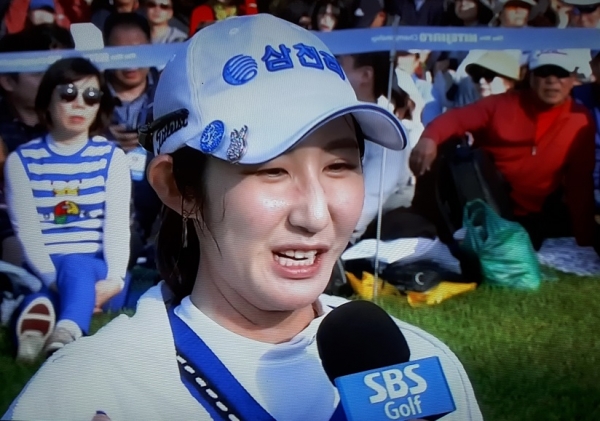 한국여자프로골프(KLPGA)하이트진로 챔피언십 배선우(24)가 우승 인터뷰를 하고 있는 모습.(사진=SBS골프 방송 캡쳐)