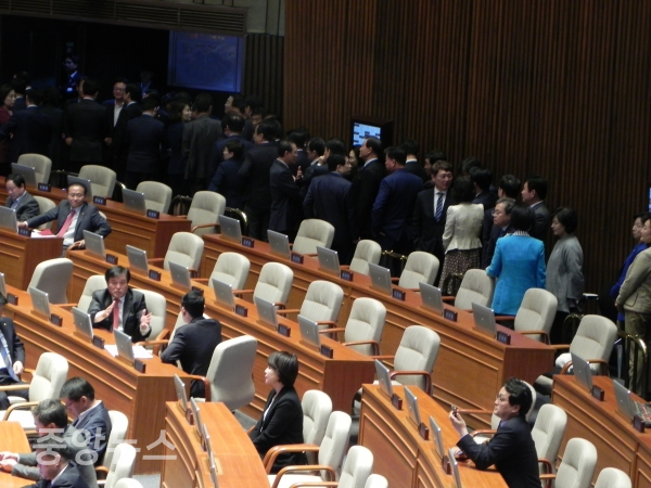 본회의장 내부에 마련된 투표소에서 투표를 하기 위해 줄서서 기다리고 있는 의원들. (사진=박효영 기자)