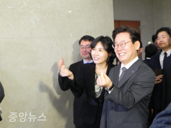 이 지사가 아내 김혜경씨와 손 하트를 그려 보이고 있다. (사진=박효영 기자)
