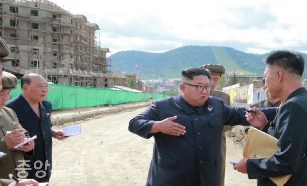 김 위원장이 40일 만에 삼지연군을 다시 방문했다고 조선중앙TV가 8월19일 보도했다. (사진=연합뉴스 제공)
