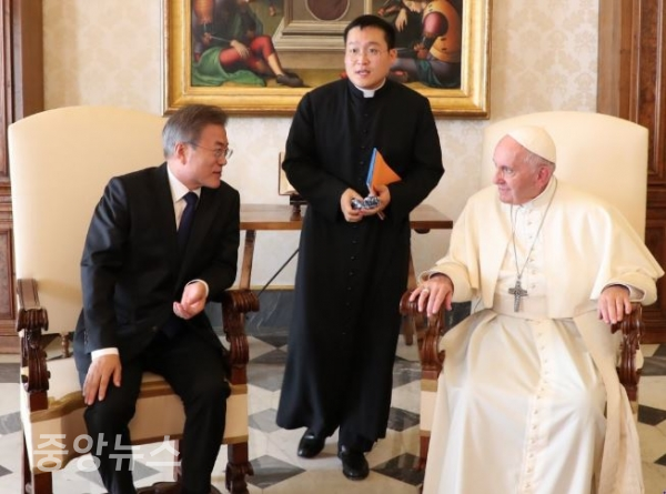 프란치스코 교황을 만나 방북에 대한 긍정적 반응을 이끌어낸 것만으로도 큰 성과라고 할 수도 있다. (사진=청와대)