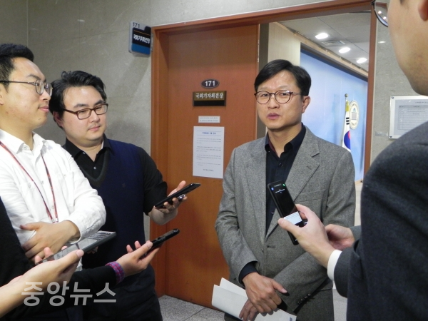 강병원 대변인은 특별재판부 요구에 한국당이 최대한 협조하도록 설득하고자 하지만 패스트트랙 조항은 현실적이지 않다고 말했다. (사진=박효영 기자)