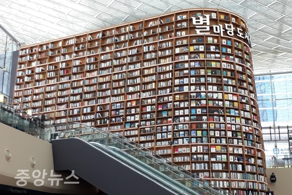 코엑스 센트럴플라자 중심에 총 2,800㎡ 복층으로 구성되어 있는 별마당 도서관, 총 5만 여권의 장서를 갖추고 있다. (사진=신현지 기자)