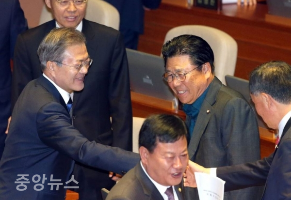 한국당 의원들과도 반갑게 악수하고 인사하는 문 대통령. (사진=연합뉴스 제공)
