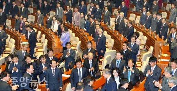 문재인 정부에 강공 드라이브를 펼치고 있는 한국당 의원들이지만 문 대통령이 입장할 때는 기립해서 맞이했다. (사진=연합뉴스 제공)
