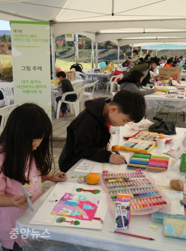 대우산업개발이 주최한 ‘제1회 서산테크노벨리 어린이 그림 그리기 대회’에 참가한 어린이들이 진지하게 그림을 그리고 있다. (사진=대우산업개발 제공)