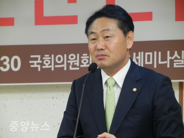 김관영 원내대표는 9일 국회에서 열린 '음주운전 근절을 위한 정책 세미나'에 참석했고 끝나고 기자에게 15일 본회의 개최에 동의한다는 의사를 밝혔다. (사진=박효영 기자)