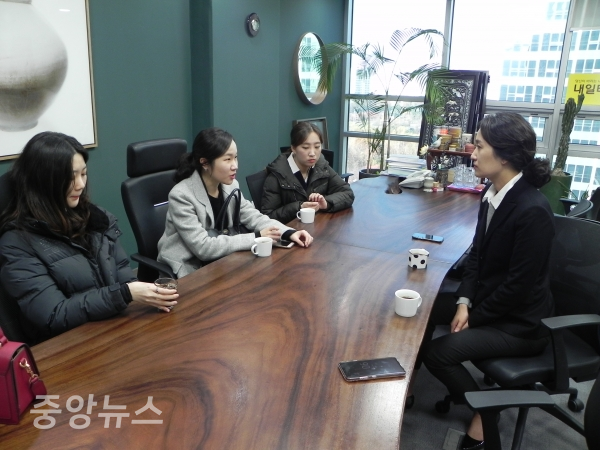 김수민 의원과 만나고 있는 친구들. (사진=박효영 기자)