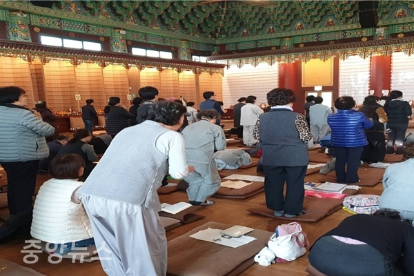수능이 실시되는 동안 인천의 용호사에는 많은 학부모들이 모여 간절한 기도를 올리고 있다 (사진=신현지 기자)