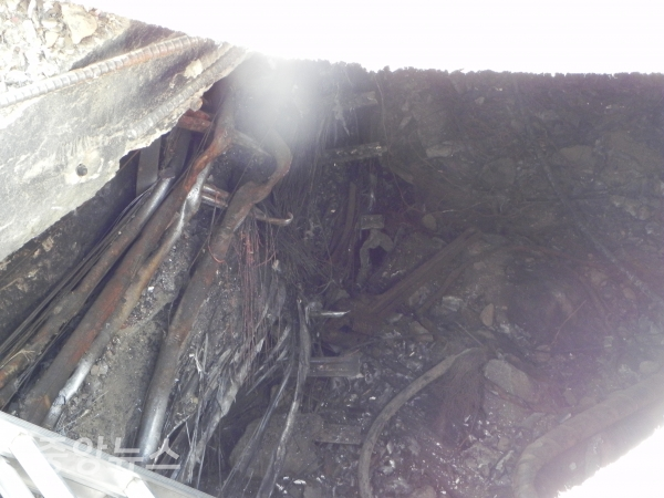 지하에 복잡하게 엉켜있는 각종 케이블선들. (사진=박효영 기자)