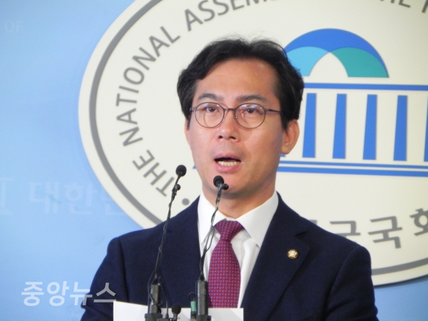 김영우 의원은 이날 아침부터 정론관을 찾아 조국 수석 해임을 촉구했다. (사진=박효영 기자)