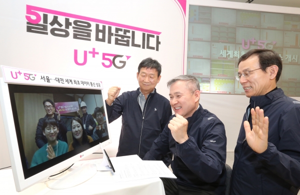 LG유플러스 하현회 부회장(앞줄 가운데)이 1일 자정 서울 마곡 사옥에서 주요 경영진들과 5G 첫 전파 발사 점등식을 하고 있다. (사진=LG유플러스 제공)