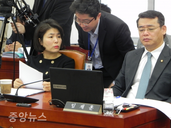 이번 일을 중재하고자 애쓴 임재훈 의원(오른쪽)과 한국당 안을 고수한 전 의원. (사진=박효영 기자)