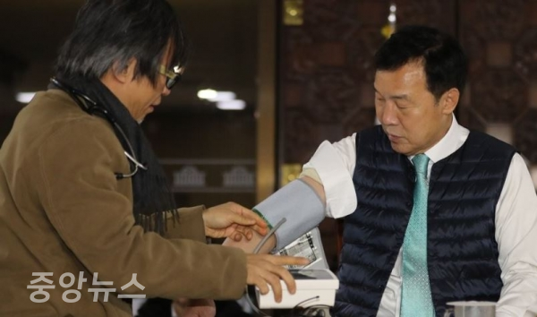 의사의 검진을 받고 있는 손 대표의 모습. (사진=연합뉴스 제공)