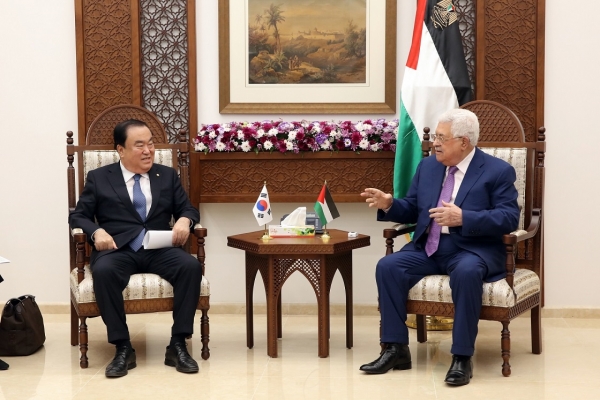 문희상 국회의장은 현지시간 23일 팔레스타인 방문하고, 자치정부 마흐무드 압바스 (Mahmoud Abbas) 행정수반과 면담을 가졌다.(사진=국회의장실)