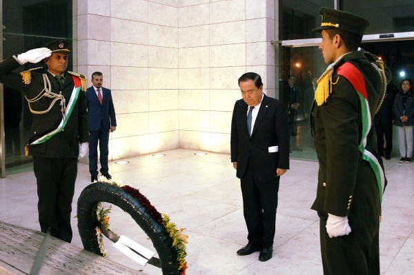 문희상 국회의장이 야세르 아라파트 묘소에 헌화 묵렴하고 있는 모습(사진=국회의장실)
