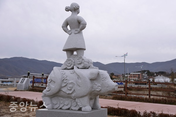 양구 해안면의 돼지 전설을 소재로 한 동상 (사진=한국관광공사 제공)