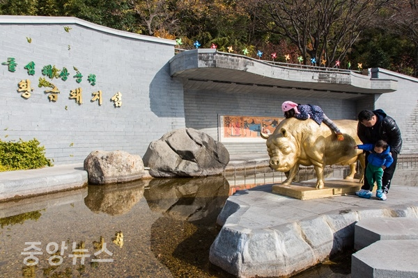 경남 창원 돝섬의 상징, 황금돼지 (사진=한국관광공사 제공)