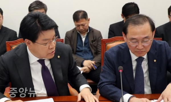 한국당은 증원론에 회의적이다. 장제원 의원과 정유섭 의원의 모습. (사진=연합뉴스 제공)