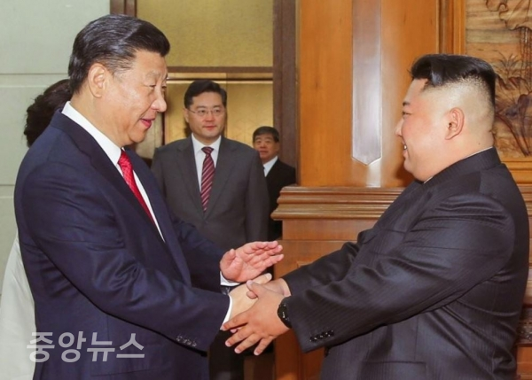 김정은 북한 국무위원장이 19일부터 1박 2일 일정으로 중국을 방문했다고 조선중앙통신이 보도했다. 2018.6.21