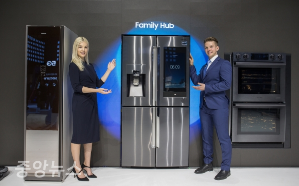 삼성전자는 CES 2019에서 4년 연속 CES 혁신상을 수상한 2019년형 '패밀리허브' 냉장고 신제품을 공개했다.(사진=삼성전자 제공)