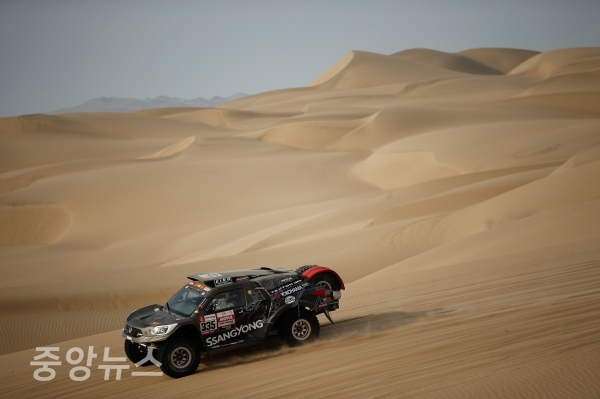 지난 8일 (페루 현지시간) 2019 다카르 랠리(Dakar Rally) 제 2구간(피스코-산 후안 데 마르코나)을 질주하는 쌍용자동차 렉스턴 DKR. (사진=쌍용차 제공)