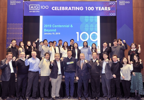 지난 10일 AIG손해보험은 여의도에 위치한 본사에서 ‘2019 AIG 글로벌 100주년 기념 시무식’을 개최했다. AIG손해보험 민홍기 사장(앞 줄 왼쪽에서 6번째)과 본부별 대표 직원들이 지속 가능한 성장을 함께 다짐하고 있다.(사진=AIG손해보험)