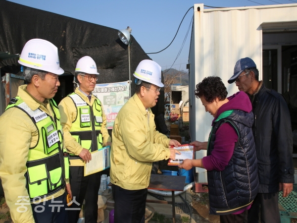 박일호 시장이 상동면 소재 농가에서 농막 안전점검을 실시하고         주민에게 안전 예방 체크리스트를 배부하고 있다.(사진=밀양시 제공)