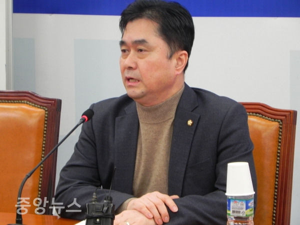 민주당 정개특위 간사로서 김종민 의원은 한국식 연동형으로 규정한 3가지 모델을 제안했다. (사진=박효영 기자)
