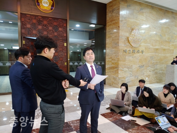 김종민 의원은 의총 말미에 로텐더홀 밖으로 나와 확정된 선거제도 안에 대해 브리핑했다. (사진=박효영 기자)