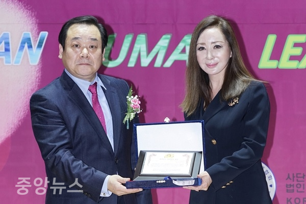 김민경 소장이 색채 디자인 부문 대상을 수상하고 있다. (사진=한국케엠케색채연구소 제공)