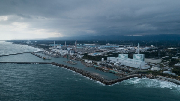바닷물 유입을 막기 위해 콘크리트 구조물이 태평양 해안을 따라 새로 세워졌다. 멀리 집들이 보이는 마을은 후쿠시마 제1원전에서 북쪽 10 km가량 떨어진 나미에 지역이다. 수증기가 나오는 건물은 핵쓰레기 소각공장이다. (사진제공=그린피스)