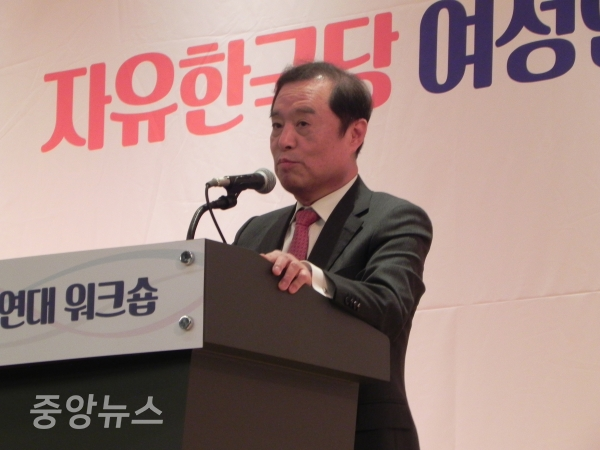 김병준 비대위원장은 조심스럽게 한국당 지지율이 민주당을 앞섰다고 밝혔다. (사진=박효영 기자)