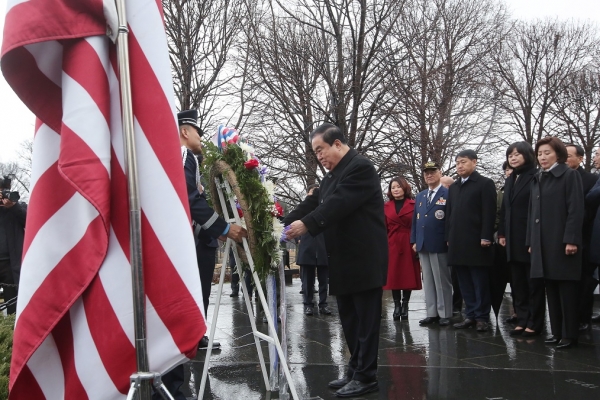 미국을 공식 방문 중인 문희상 국회의장 일행은 ‘한국전쟁 참전 용사 기념비’ 헌화하고 있는 모습.(사진=국회의장실)