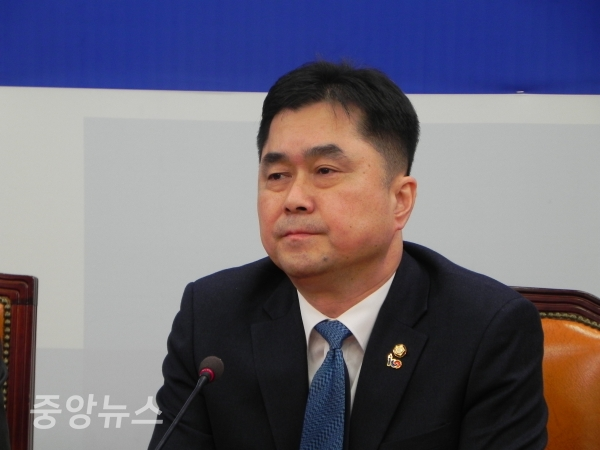 김종민 의원은 3당의 모델에 대해 한국 현실에 맞지 않다면서 강경한 반응을 보였다. (사진=박효영 기자)
