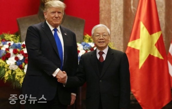 도널드 트럼프(왼쪽) 미국 대통령이 27일(현지시간) 베트남 하노이 주석궁에서 응우옌 푸 쫑 국가주석과 만나 악수하고 있다. 트럼프 대통령은 이날 쫑 국가주석 등 베트남 최고위인사들과의 양자 회담으로 공식 일정에 돌입했다.
