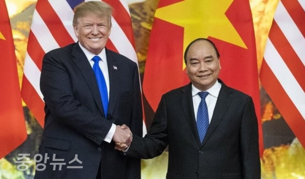 트럼프 대통령과 응우옌 쑤언 푹 베트남 총리가 회담에 앞서 악수를 하고 있다.