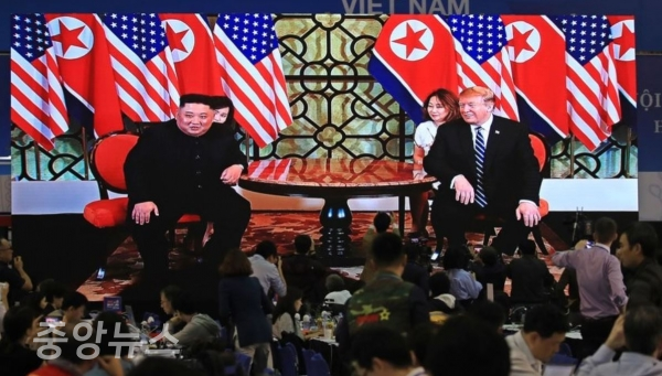 하노이 국제미디어센터에서 백악관 출입 기자 및 각국 언론사 취재진이 스크린을 통해 중계되는 2차 회담을 지켜보고 있다. (사진=연합뉴스 제공)