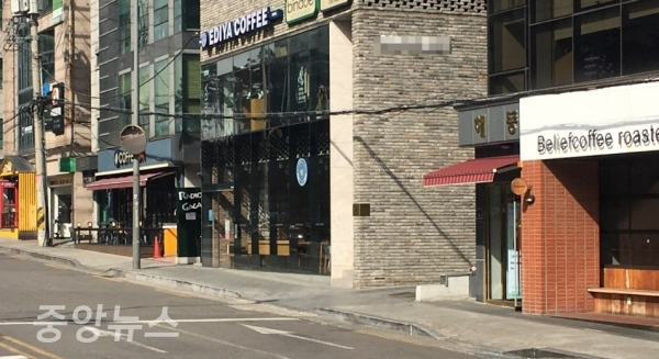 4개의 커피매장이 줄지어 있는 마포구의 한 거리 (사진=우정호 기자)